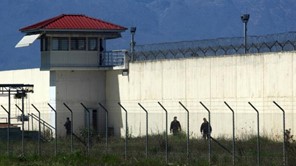 Κρατούμενος των φυλακών κατάπιε ξυραφάκια - μεταφέρθηκε στο ΠΝΛ